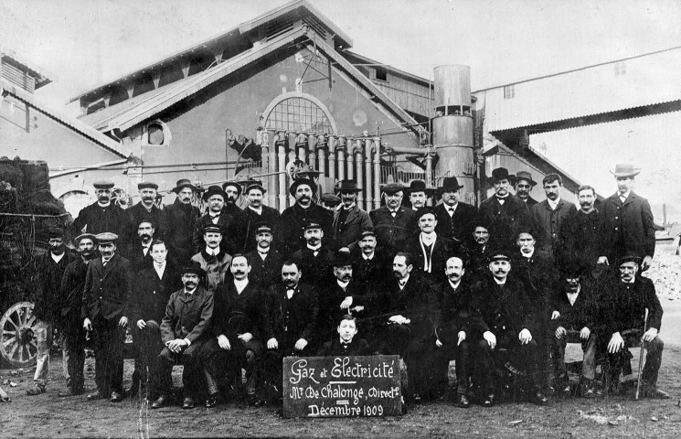 Le personnel de l'usine de gaz et d'électricité et M. de Chalonge le directeur.