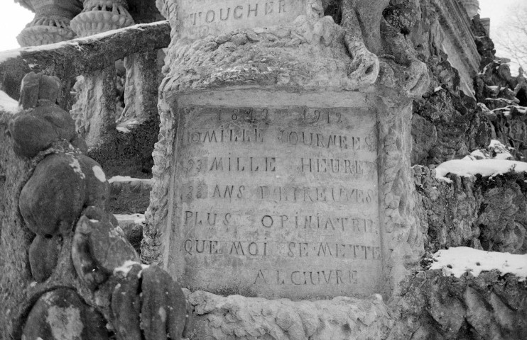 Hauterives.- Détail du palais idéal du Facteur Cheval, inscription.