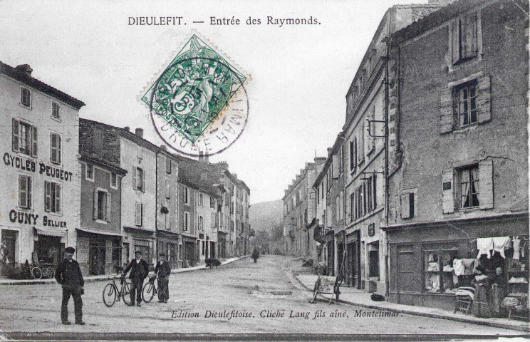 Rue des Reymonds vue de la place Chateauras.