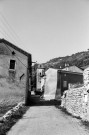 Montclar-sur-Gervanne.- Le clocher et les abords de l'église Saint-Jacques et Saint-Philippe du hameau de Vaugelas.