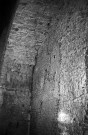 Cléon-d'Andran.- L'église Saint-Sauveur : traces des anciennes structures romanes du XIIe s. à l'intérieur de l'arc réalisé au XVIe s..