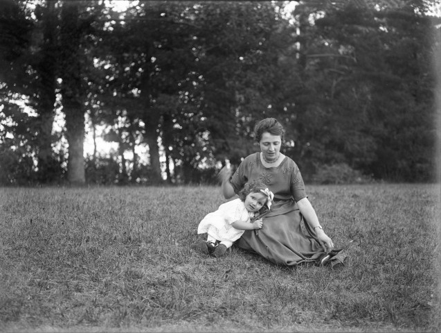 Charols, château de Salettes. - Marie-Thérèse Champin avec sa mère Marthe de Courtois, assise dans le pré.