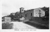 Le groupe scolaire et l'église Saint-Pierre.