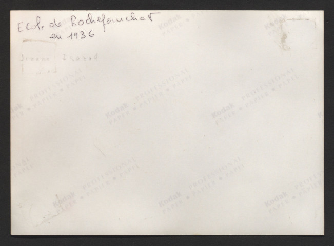 1 R 1. Photos d'élèves (voir légendes).