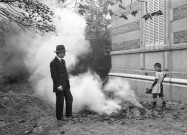 Montélimar. - Pierre Aymé-Martin et Henri Aymé-Martin brûlant des feuilles mortes près de la maison familiale.