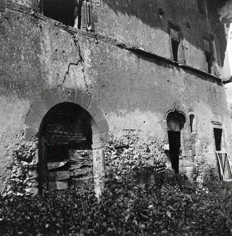 Manthes.- Façade sud de l'ancien Prieuré de bénédictins de l'ordre de Cluny.