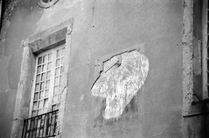 Châteaudouble.- Cadran solaire sur la façade sud du château.