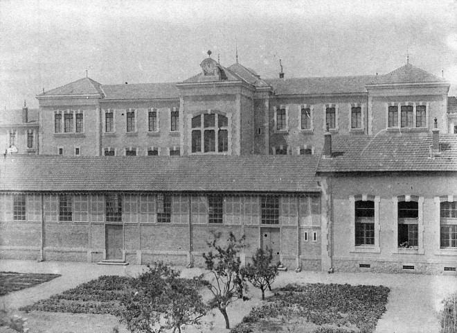 Valence.- L'École Normale d'institutrices, construction terminée en 1886.