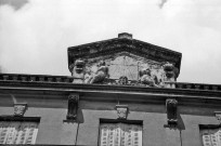 Valence.- Fronton d'une maison place des Clercs.