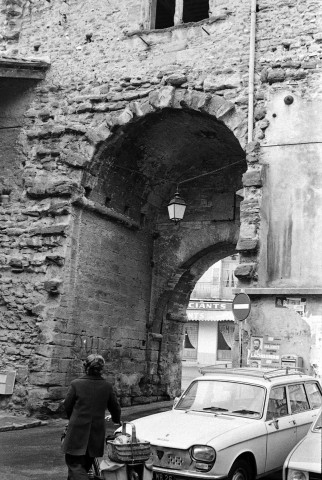 Chabeuil.- Façade arrière de la porte du village.