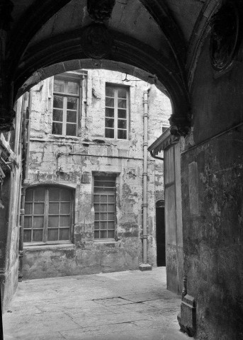 Valence.- La cour de la maison des Têtes Grande Rue.