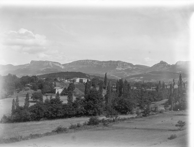 Montagnes d'Eyzahut et de Souspierre. - Vue lointaine du Croquet vers Lardin.