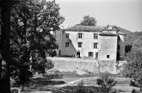 Montjoux. - La façade est du château (XVe s.).