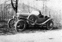 Marguerite Januel la mère de Serge dans une Amilcar.