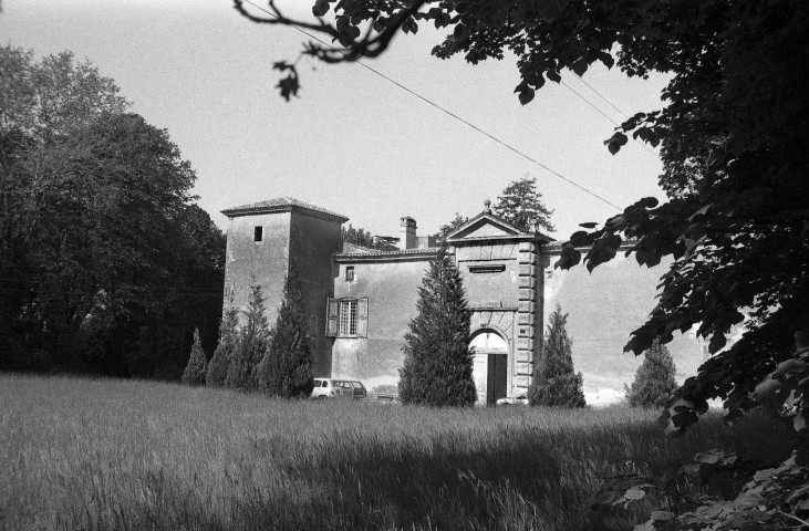 Châteaudouble.- Façade extérieure est du château.