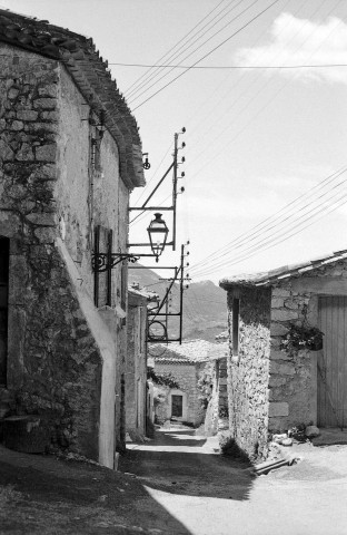 La Roche-sur-le-Buis.- Ruelle du village.