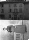 Façade d'une maison située place de l'église à Taulignan. Portrait de femme.