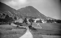 Vesc.- L'église Saint-Pierre et le village.