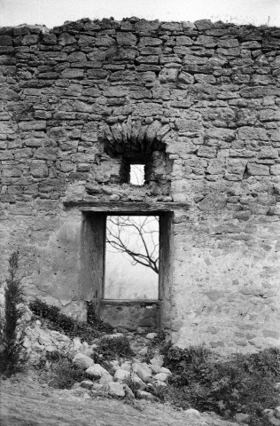 Chabrillan.- Restes des remparts nord du village.