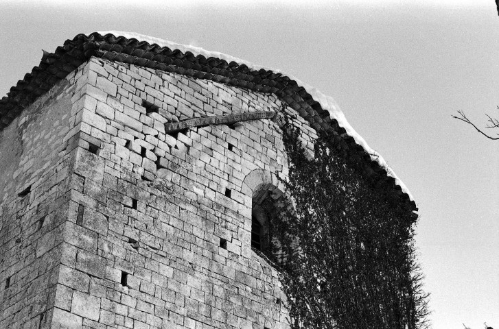 Puygiron. - Fenêtre et corniche de la façade ouest de la chapelle Saint-Bonnet.