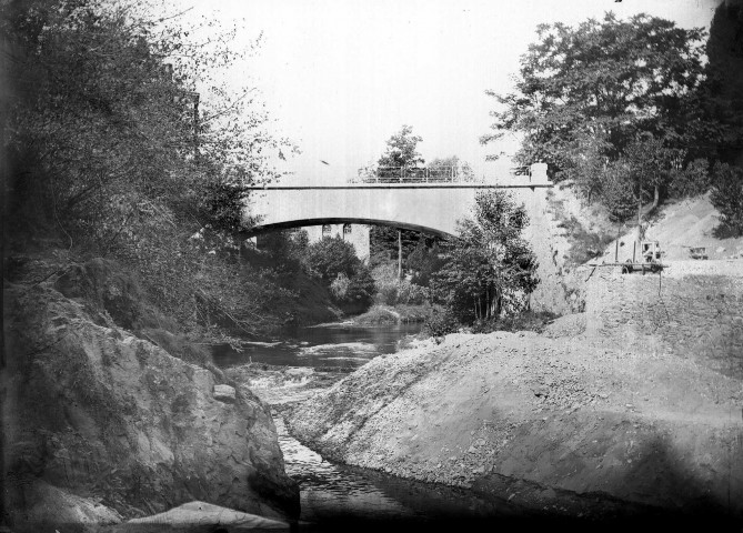 Saint-Uze.- Construction de la culée du pont de l'embranchement ferroviaire de l'usine Dumont à la ligne du tramway Saint-Vallier - Grand Serre.