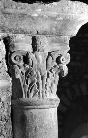 Champagne (Ardèche). - L'église Saint-Pierre, chapiteau.