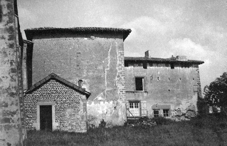 Manthes.- Cour intérieure de l'ancien Prieuré de bénédictins de l'ordre de Cluny.