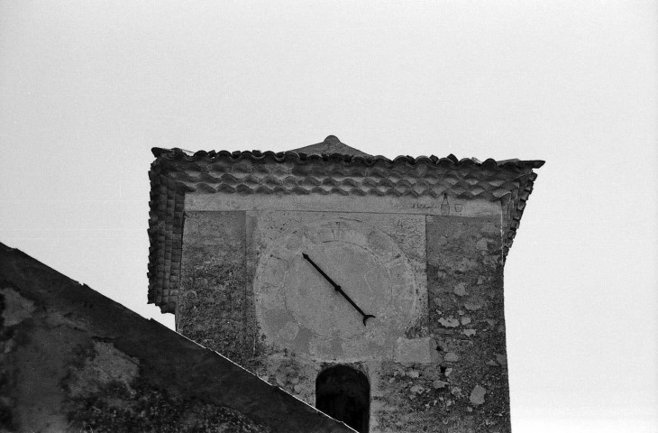 Montclar-sur-Gervanne.- La face ouest du clocher de l'église Saint-Jacques et Saint-Philippe du hameau de Vaugelas.