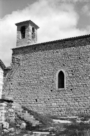 Lemps.- La façade sud de l'église Saint-Pierre.