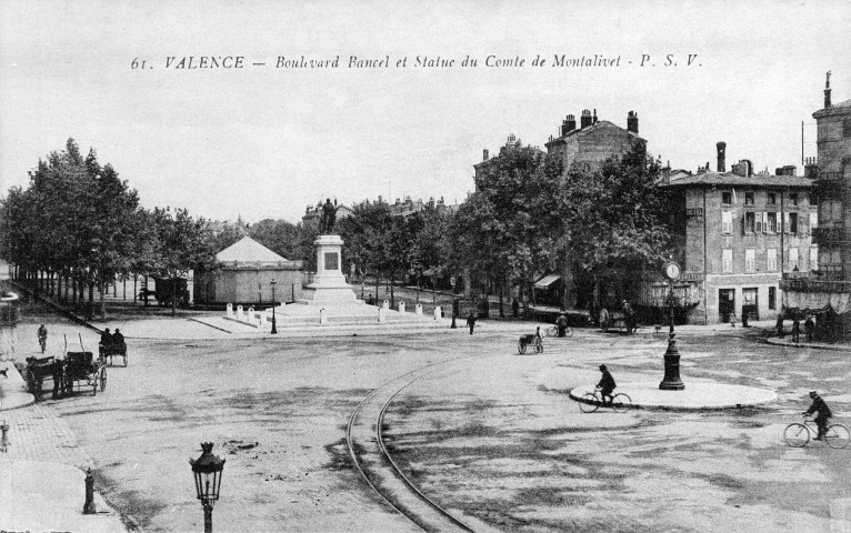 Valence.- L'actuelle place du général Leclerc, un manège forain derrière la statue de Montalivet, les rails du tramway de la ligne Valence Chabeuil mise en service le 1 mars 1894.