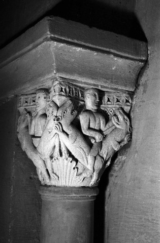 Valence.- Chapiteau du transept sud de la cathédrale Saint-Apollinaire.