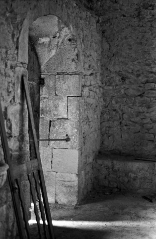 Dieulefit.- Le porche vu de l'intérieur de la chapelle Saint-Pierre.