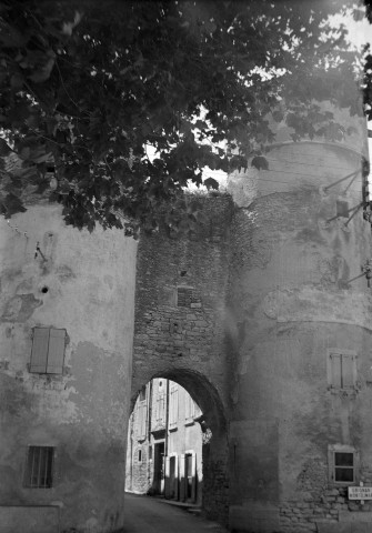 Taulignan. Porte Nord de la ville.