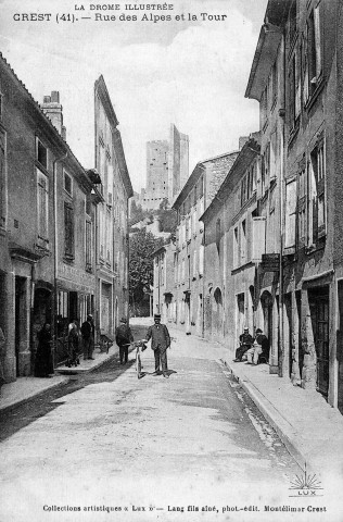 Crest. - La Tour vue de la rue des Alpes.