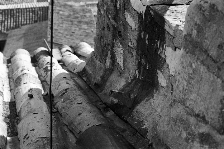 Pont-de-Barret. - Détail de la toiture le long du clocheton de l'église Notre-Dame la Brune.