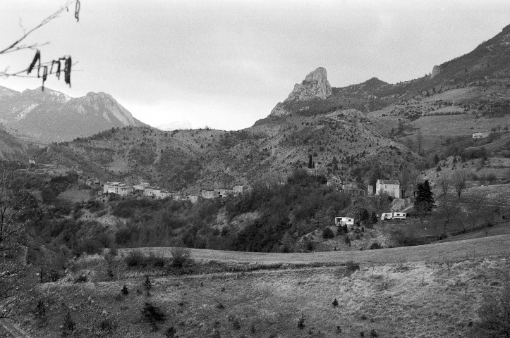 Saint-Benoît-en-Diois.- Vue panoramique du village.