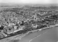 Vue aérienne de la ville et du Rhône.