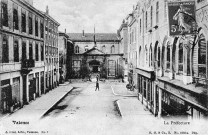 Valence.- L'entrée de la Préfecture bombardée en août 1944.