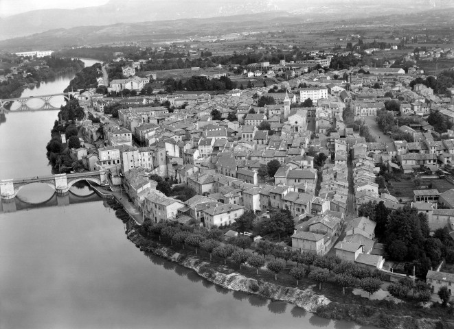 Vue aérienne d'une partie de la ville et des deux ponts sur l'Isère.