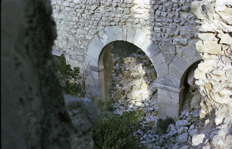 Montbrun-les-Bains.- Arcs en façade sud du château, avant dégagement.