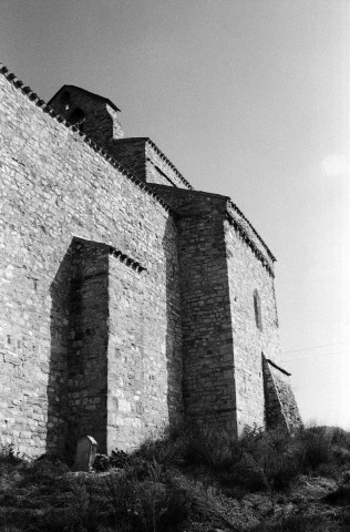 Montclar-sur-Gervanne.- La façade est de l'église Saint-Marcel.