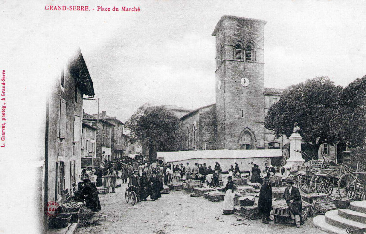 Marché devant l'église Saint-Mamert, place de la mairie.