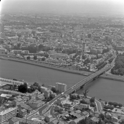 Vue aérienne de la ville et du pont Frédéric Mistral.