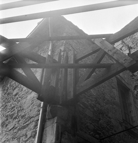 Saint-Donat-sur-l'Herbasse. - Étaiement des murs du cloître de la collégiale.