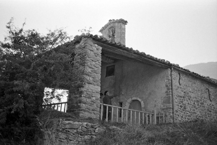 Vers-sur-Méouge. - Le porche de la chapelle Saint-Côme et Saint-Damien.