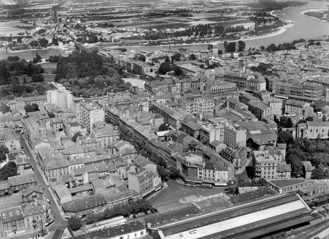 Vue aérienne d'une partie de la ville et de la gare, au fond, le Rhône et Granges en Ardèche.