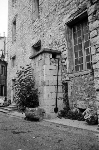 Buis-les-Baronnies. - La fontaine près de l'ancien couvent.