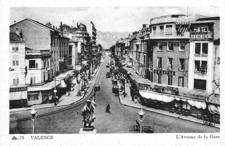 L'avenue Pierre Sémard et la statue Désiré Bancel (1897).