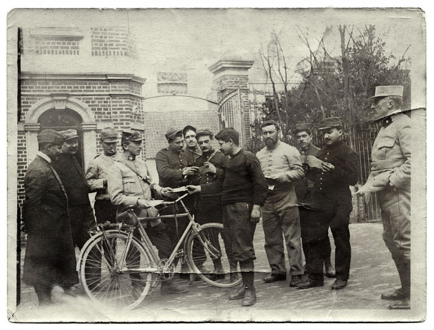 Distribution du courrier à Villers-Bretonneux (Somme).