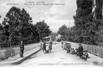 Locomotive du tramway de la ligne Dieulefit Montélimar vue du pont sur le Jabron.